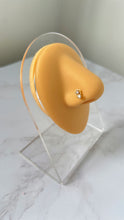 Load image into Gallery viewer, Aila nose stud ~ gold
